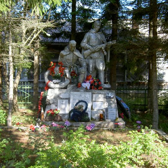 Братская могила советских воинов, погибших в боях с фашистскими захватчиками )