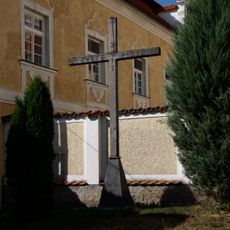 Dřevěný kříž u kostela sv. Petra a Pavla ve Velkém Újezdě