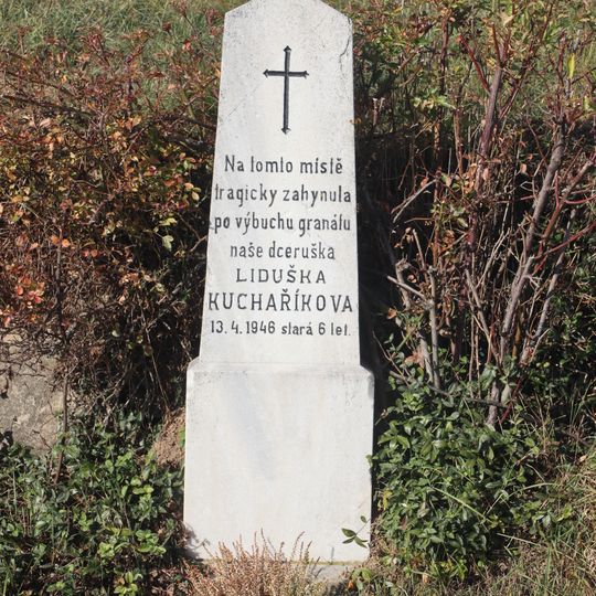 Kříž u silnice severně od Račic