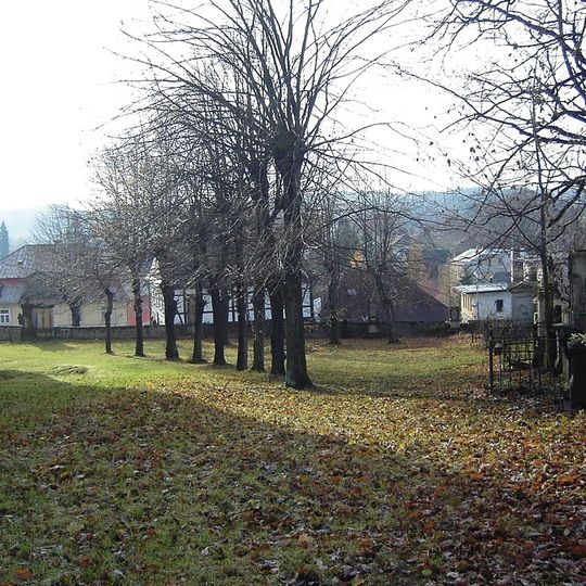 Hřbitov v Mikulášovicích u kostela sv. Mikuláše