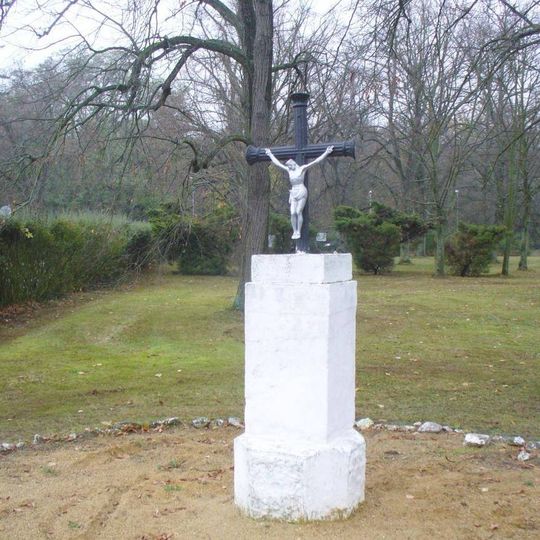 Kříž u hřbitova v Chloumku