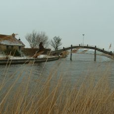 Betonnen voetgangersbrug over de Franekervaart