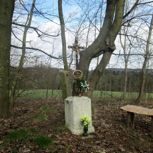 Kříž severně od Pelhřimova u lesíka