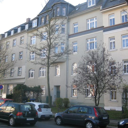 Mietshaus in geschlossener Bebauung mit Vorgarten Heinrich-Schütz-Straße 136