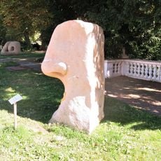 Plastika Who knows? na promenádě Bad Homburgu v Mariánských Lázních