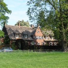 Langgerekt landhuis met garage in de Engelse landhuisstijl