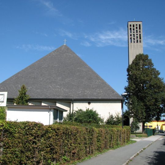 Kath. Pfarrkirche Taxham und Teil des Pfarrzentrums