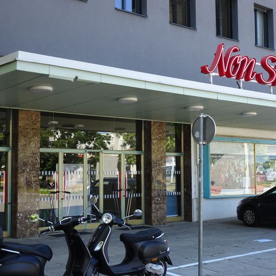 Non Stop Kino samt wandfester Ausstattung und beweglichen Elementen