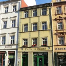 Wohnhaus mit Laden in geschlossener Bebauung und winkligem Hintergebäude Obermarkt 9