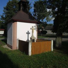 Kříž u kaple ve Svinné