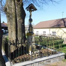 Kříž na navsi v Hojkově