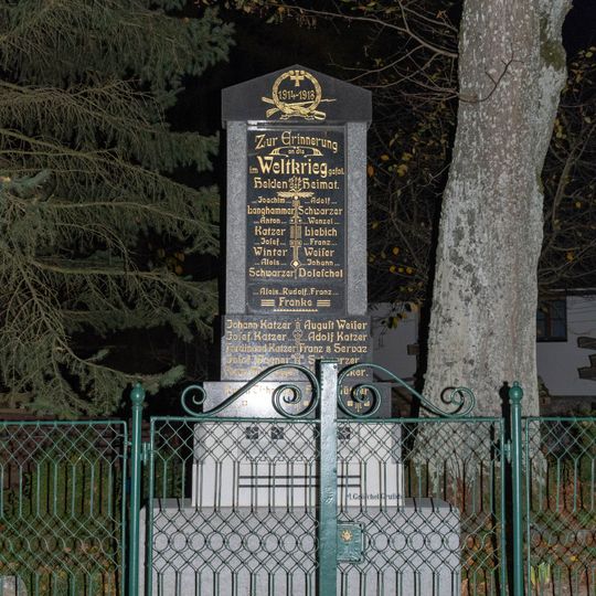 Pomník padlým v Dolní Hedči na rozcestí