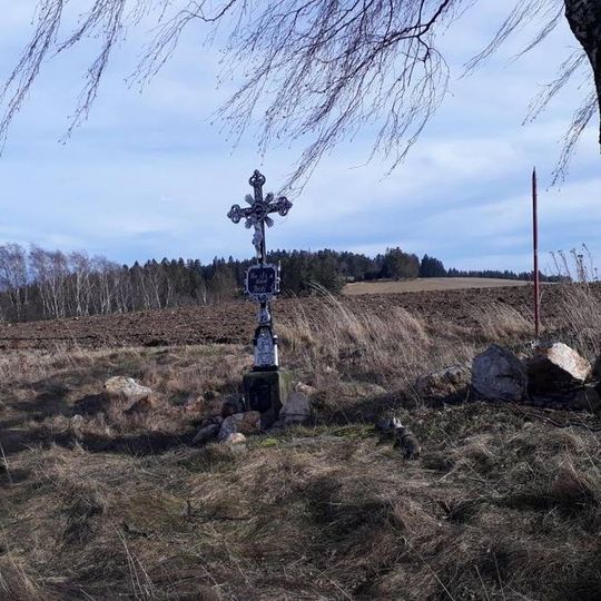Kříž v poli východně od Radenína