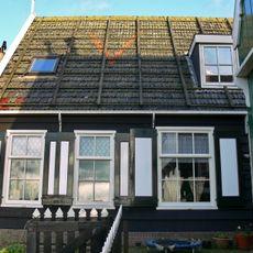 Houten huis in het verlengde van het vorige doch iets hoger