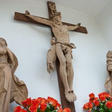 Mauernische mit Kreuzigungsgruppe