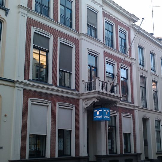 Pand, dat het middengedeelte vormt van een in het derde kwart van de 19e eeuw als een symmetrisch geheel ontworpen straatwand