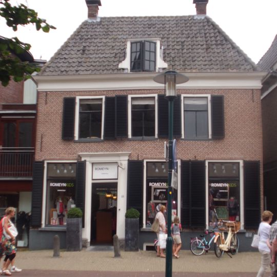 Deftig huis met omlopende kroonlijst en dakkapel met zijstukken