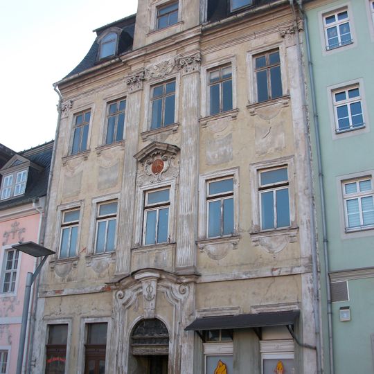 Wohnhaus in geschlossener Bebauung, mit Hofgebäude und Hinterhaus an der Straße Drachenkopf Fürstenplatz 2