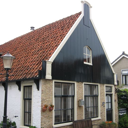 Pandje met houten voorschot en onder laag zadeldak