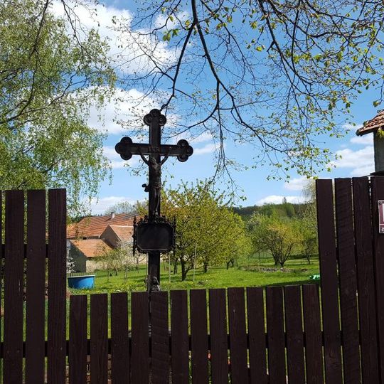 Kříž ve Lštěni u zatáčky silnice