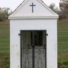 Kaplička u silnice západně od Zálezel