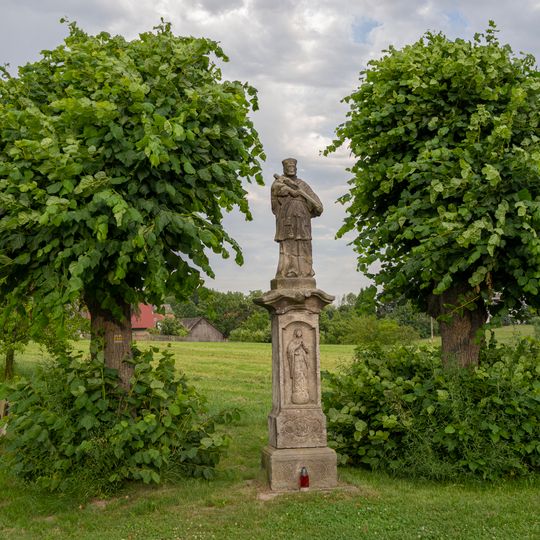 Socha Svatého Jana Nepomuckého západně od Nepřívěci