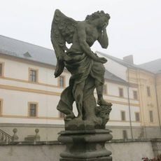 Socha Anděl žalostné smrti na terase špitálu v Kuksu