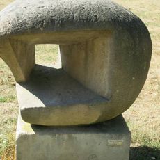 Kamenná plastika Televize v Smetanových sadech v Kadani