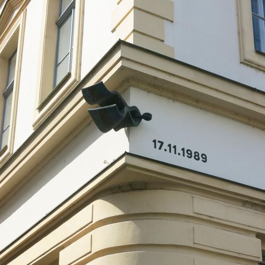 Pamětní deska k 17.11.1989 na rohu domu Mírové náměstí 14/6 v Litoměřicích