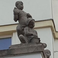 Socha Děti spořící do kasičky