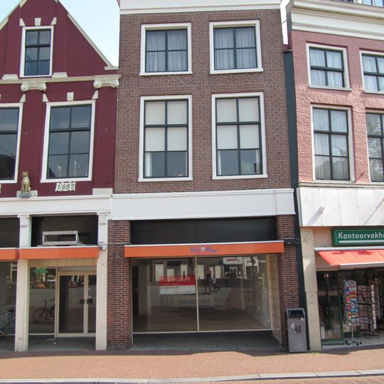 Pand met verhoogde voorbouw onder schilddak met brede kroonlijst