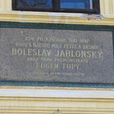 Pamětní deska Boleslava Jablonského na zdi fary v Radonicích