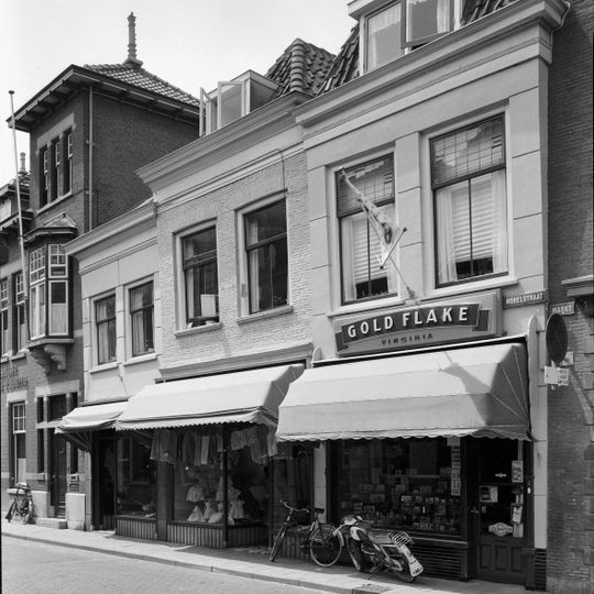 Huis met gepleisterde lijstgevel