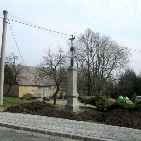 Kříž na křižovatce v Myslívu