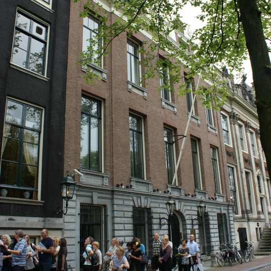 Dubbel huis met gevel voorzien van middenrisaliet en hoeklisenen, onder rechte lijst met attiek