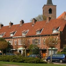 Reeks rijtjeshuizen, opgetrokken in rode baksteen met twee bouwlagen en kapverdieping onder een hoog zadeldak met rode verbeterde Romaanse pannen en een overstekende goot op klampen.