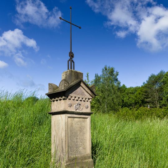 Kříž naproti domu čp. 163 v Heřmanicích v Podještědí