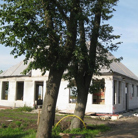 Stolphoeve, ten dele met houten wanden. Uitwendig aspect 19e-eeuws