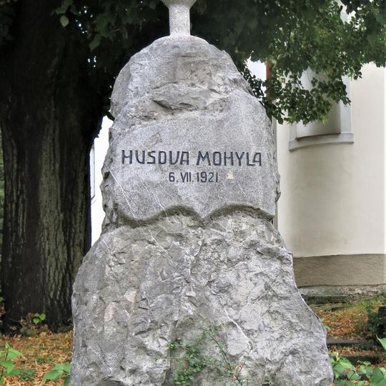 Pomník Husova mohyla u kostela v Ořechu