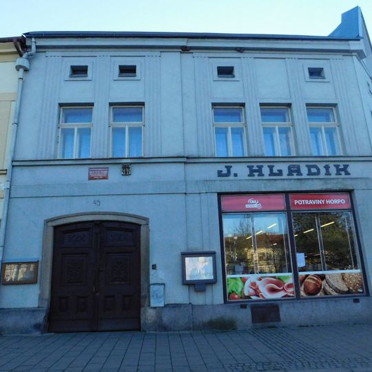 Pamětní deska Václava Viktora Morávka na domě Husovo náměstí 45 v Polné