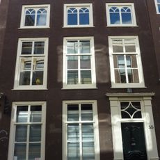 Pand met gevel met kroonlijst op gesneden consoles, deuromlijsting met pilasterstelling