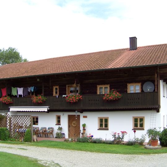 Wohnstallhaus eines Dreiseithofs mit Getreidekasten