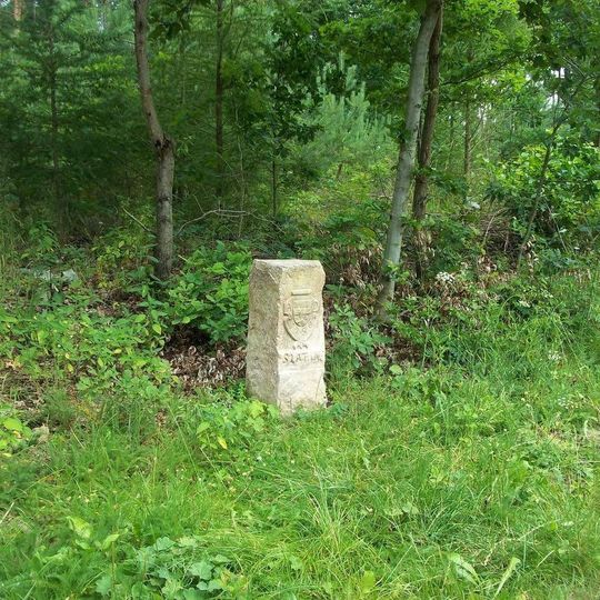 Kříž v lese na rozcestí západně od Chanovic