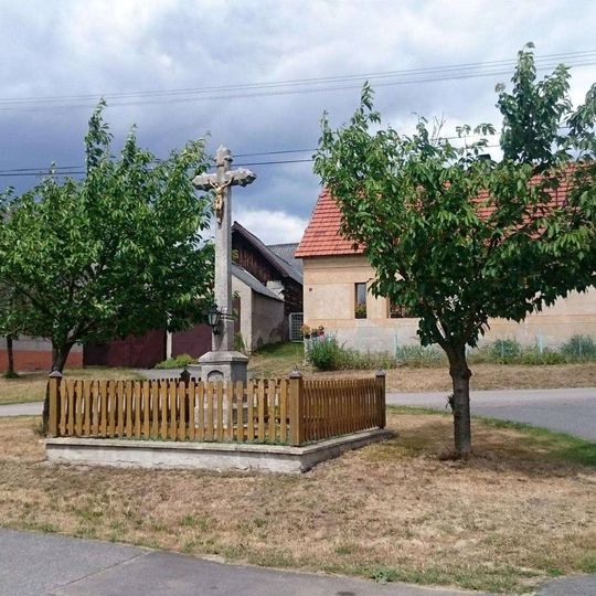 Kříž na návsi v Odlochovicích