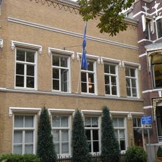 Voornaam woonhuis in bakstenen neo-gotiek naar Engelse trant