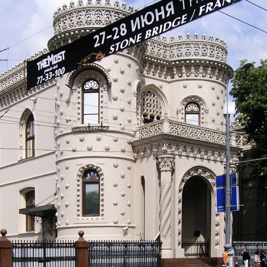 Жилой дом с росписью в интерьере