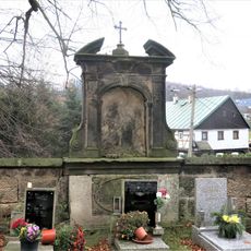 Kapličky Křížové cesty na ohradní zdi hřbitova v Arnolticích