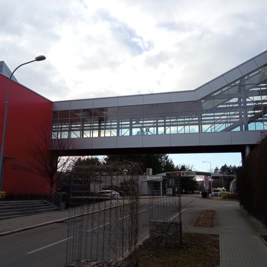 Mostní přechod v univerzitním kampusu přes příjezdovou cestu do nemocnice