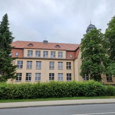 Lessingschule; Museum; Schulgebäude mit Treppenanlage und Skulptur sowie späterer Turnhalle mit Verbindungsgang Hauptstraße 24