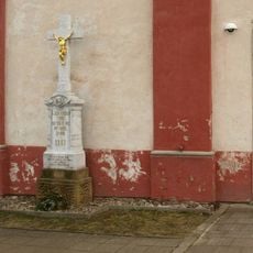 Kříž u kostela v Mašovicích